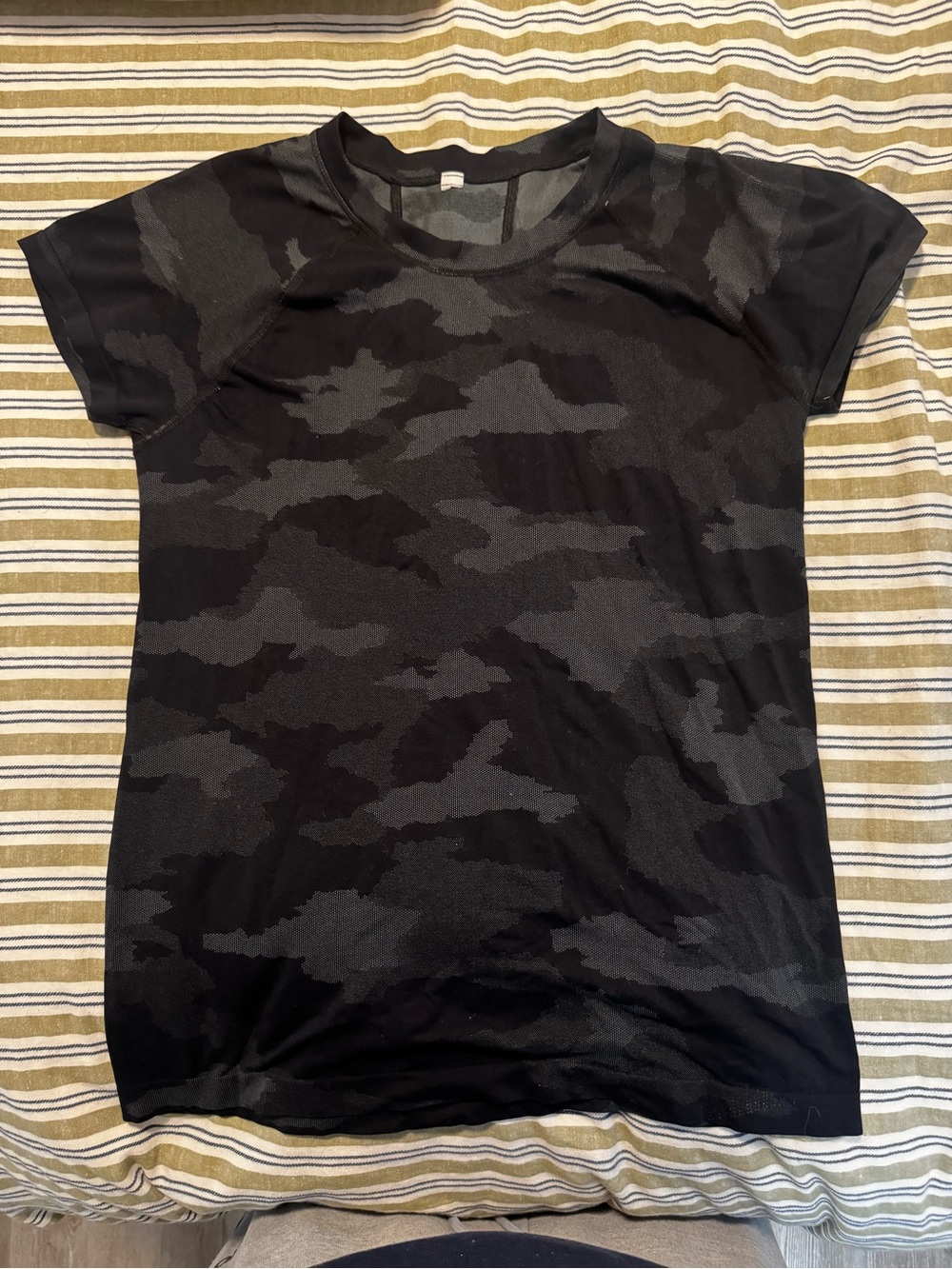Athleta Momentum Seamless Camo Short Sleeve Tee – Black/Charcoal